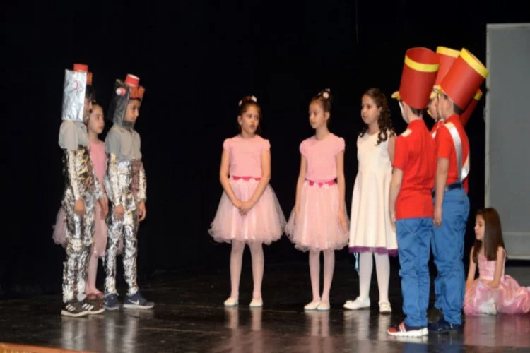 Bursa'da minik tiyatroculardan usta işi performans