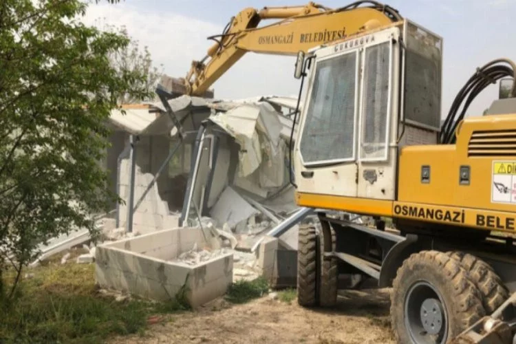 Bursa'da tarım arazisine yapılan kaçak ev yıkıldı