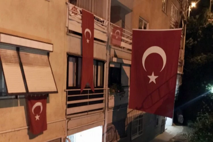 Bursa'da şehidin evi Türk bayraklarıyla donatıldı