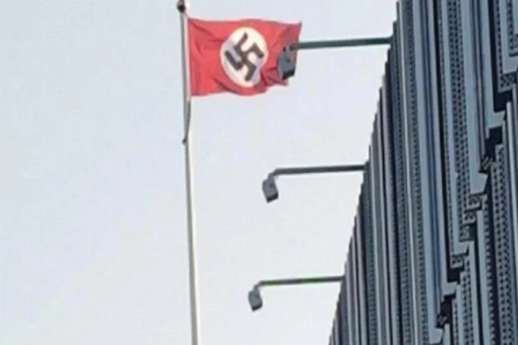 Skandal hamle: Resmi binalara Nazi bayrağı asıldı!