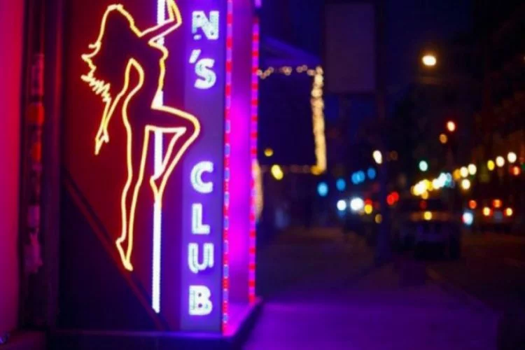 Striptiz kulüpte feci olay! Bir anda yere yığıldı