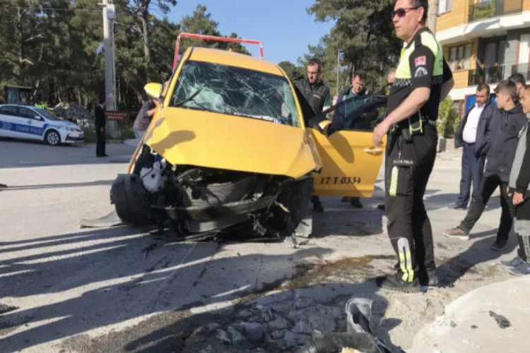 Ticari takside kaza: Yaralılar var