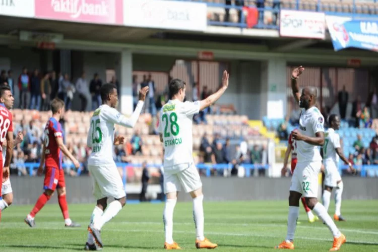 Bursasporlu futbolcular farklı galibiyetin sevincini yaşıyor