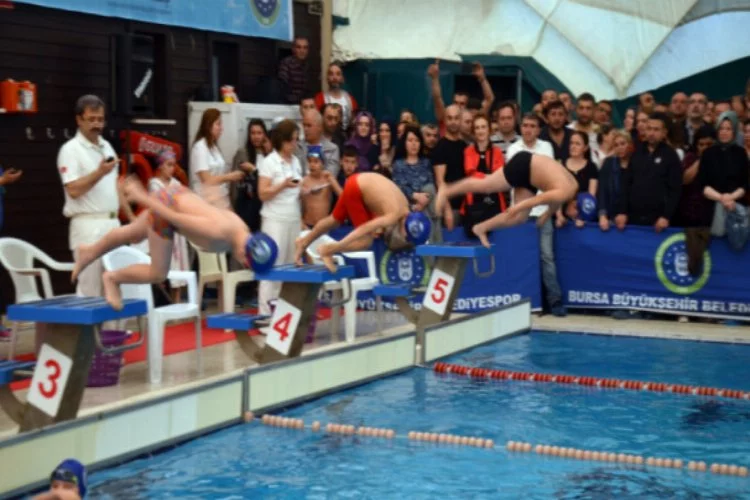 Bursa'nın minik yüzücüleri 23 nisan için yarıştı
