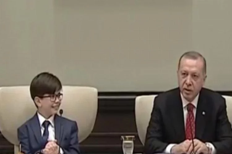 Cumhurbaşkanı Erdoğan'ın koltuğuna 12 yaşındaki Fatih oturdu