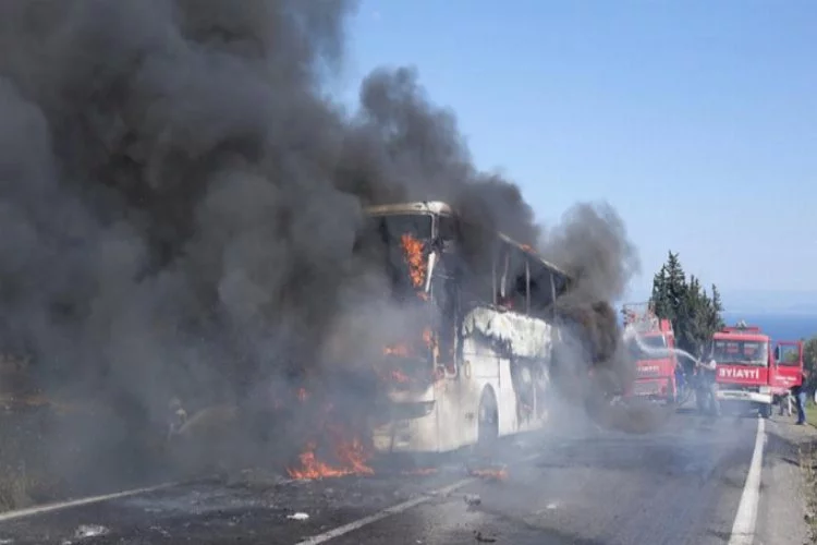 Anzakları taşıyan yolcu otobüsü alev alev yandı