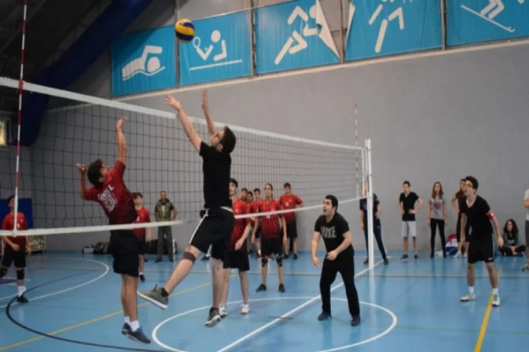 Bursa'daki spor şenliklerde cimnastik ve voleybol heyecanı
