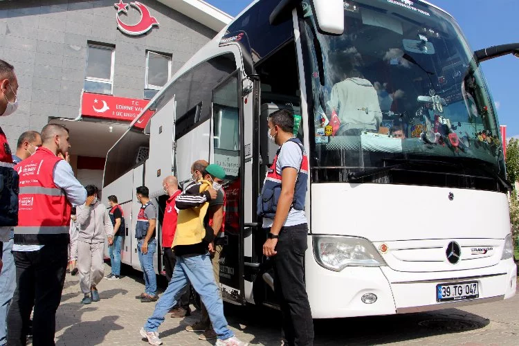 Kaçak göçmenler sınır dışı edilmek üzere İstanbul'a gönderildi