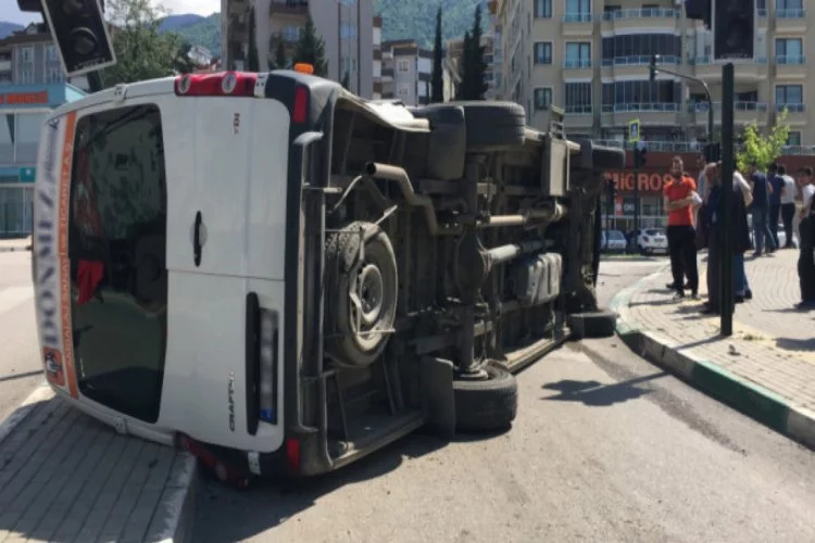 Bursa'da korkunç kaza! Servis araçları birbirine girdi...