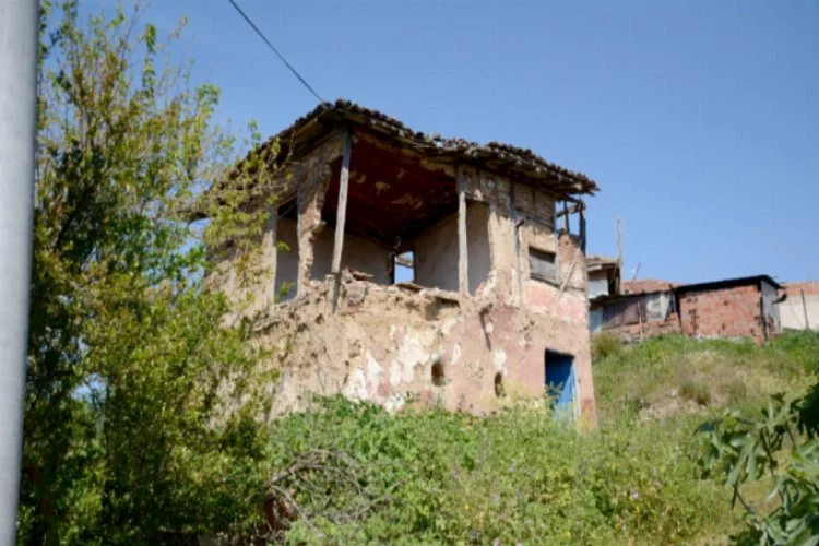 Evleri yıkılmak üzereydi, Bursalı aileye belediyeden yardım