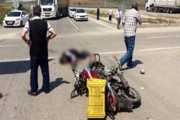 Bursa'da TIR motosiklete çarptı! Kasksız sürücü ağır yaralandı