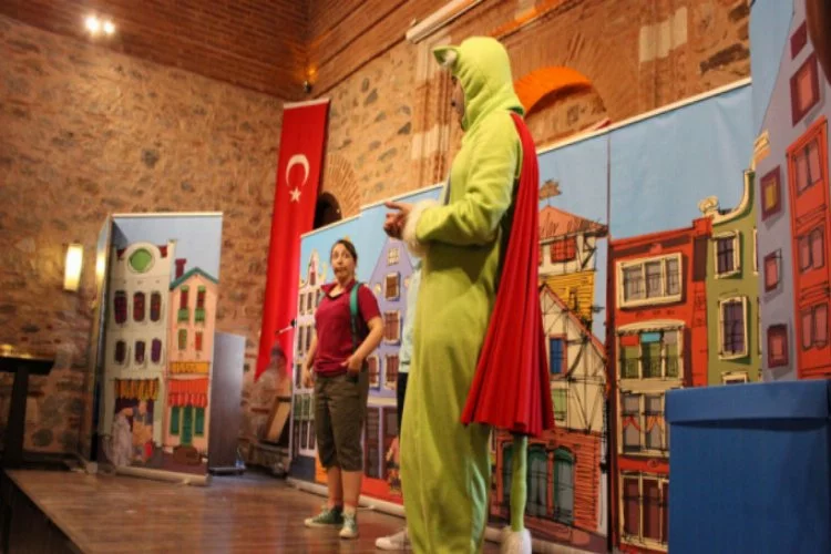 Bursa'da tiyatroculardan geri dönüşüm mesajları