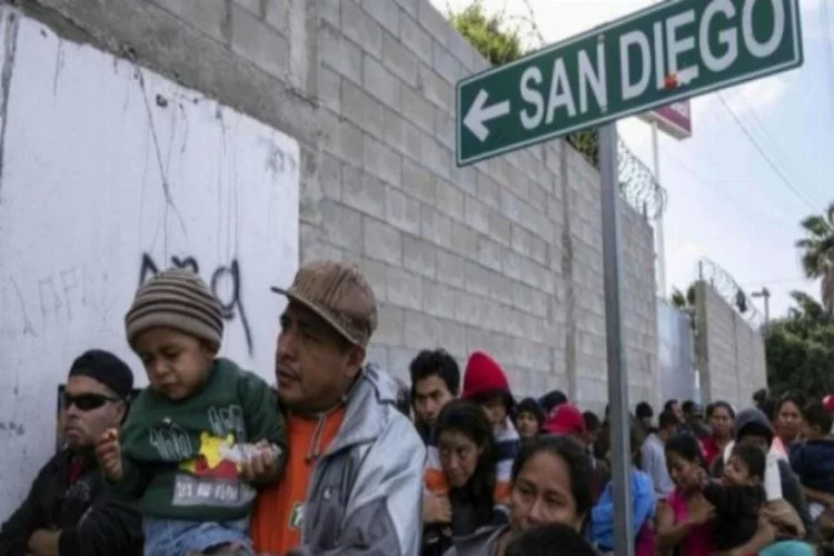 100'den fazla göçmenden oluşuyordu, sınırda durduruldu