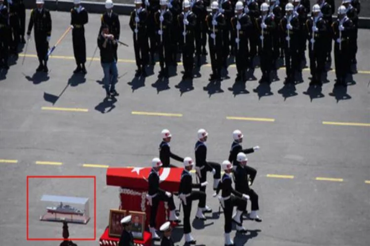 Eski Deniz Kuvvetleri Komutanı'nın cenazesinde dikkat çeken maket!