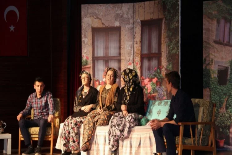 Bursa'da genç tiyatrocular yarışıyor