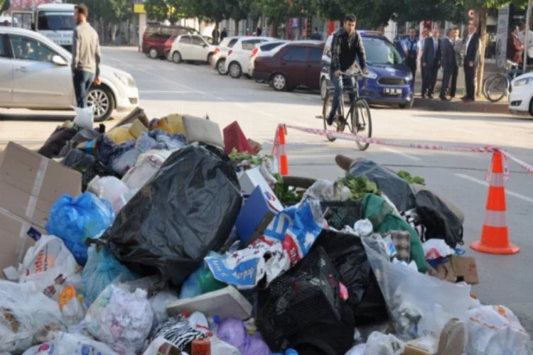 Bursa'da sosyal deney için şehrin göbeğine bir kamyon çöp döktüler...
