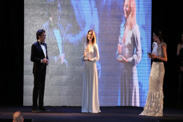 'Yılın en iyi moda blogger'ı Bursalı Dilara Kırmıt seçildi