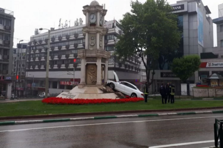 Bursa'da yağmur kaza getirdi! Saat kulesine çarparak durabildi