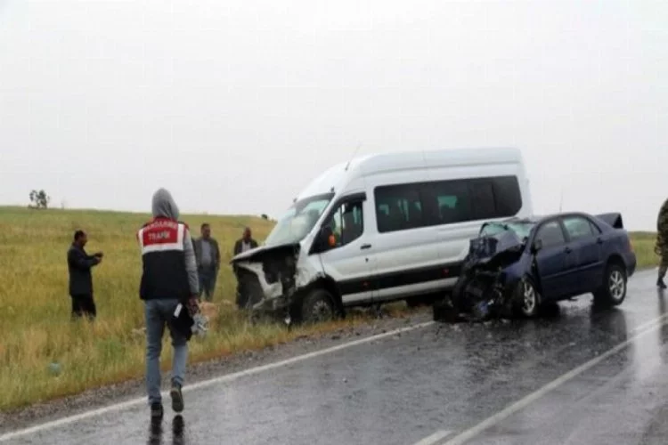 Feci kaza: Minibüs ile otomobil çarpıştı