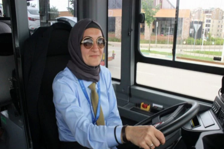 Bursa'nın ilk kadın otobüs şoförü yollarda