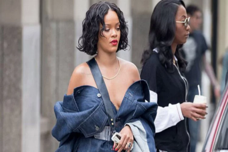 Rihanna bir kez daha kıyafetiyle gündemde