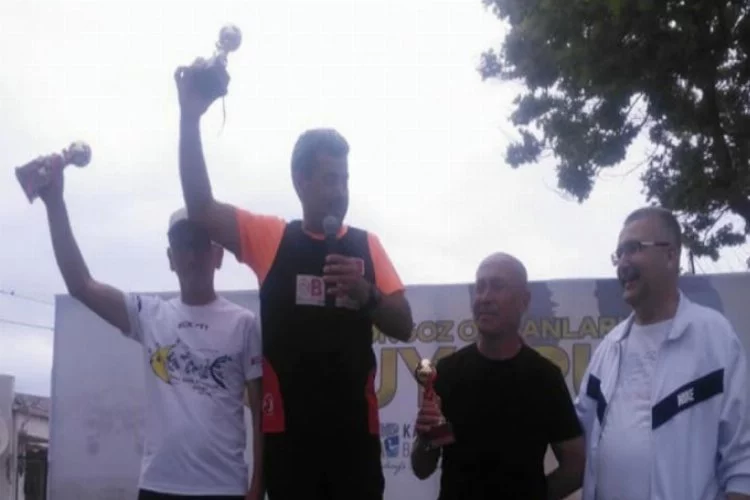 Bursalı esnaf 55 yaşında 15 kilometre koşarak birinci oldu
