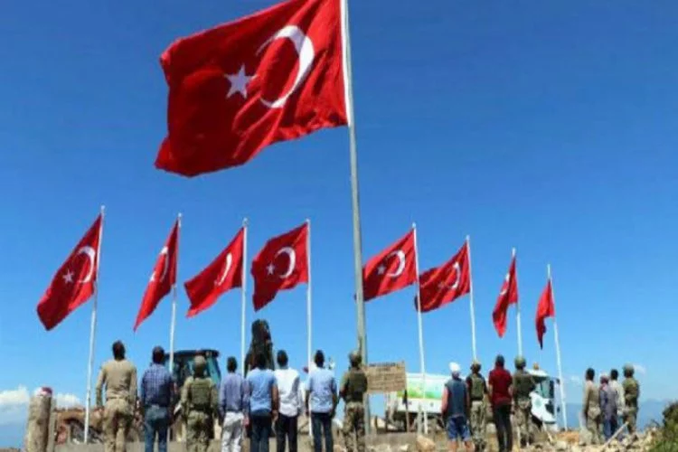9 şehit veren tepe Türk bayraklarıyla donatıldı