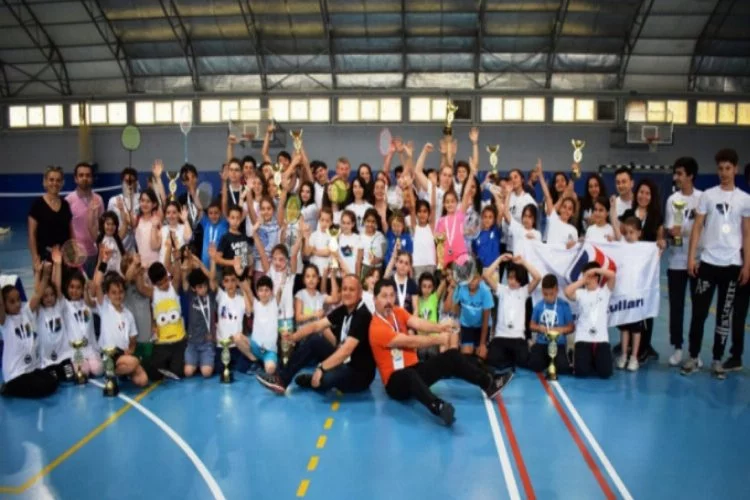 Bursa'da yüzlerce öğrencinin badminton heyecanı