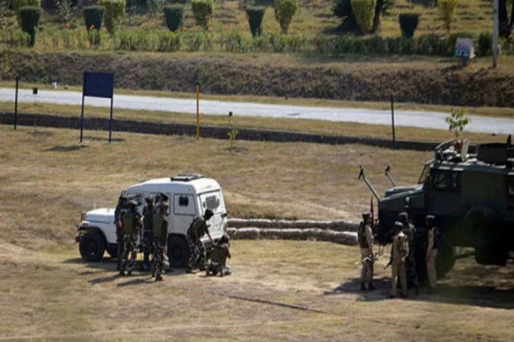 Hindistan'da polis aracına bombalı saldırı: 6 ölü