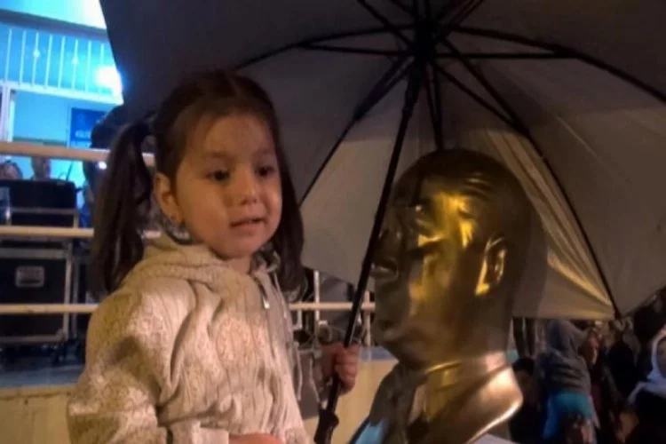 Küçük kız, Atatürk büstüne şemsiye tuttu