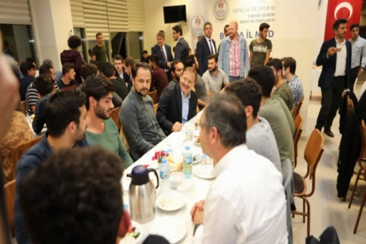 Başbakan Yardımcısı Çavuşoğlu Bursalılarla sahurda buluştu