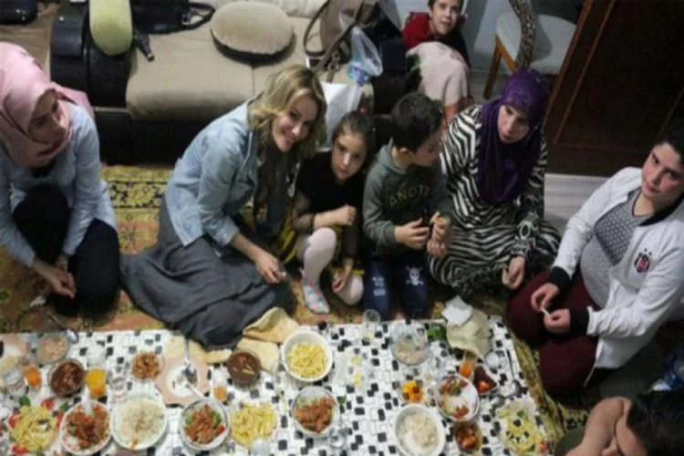 Ünlü oyuncu Suriyeli aileyle iftar yaptı