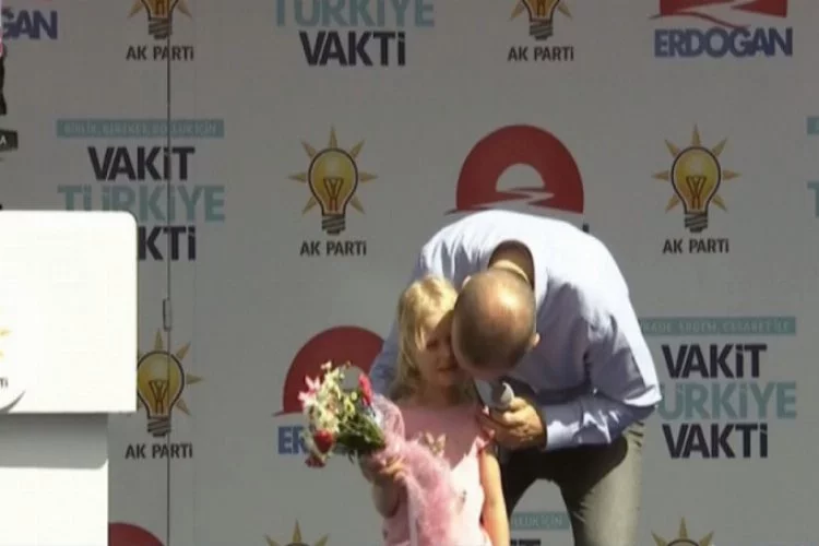 Erdoğan sordu, küçük misafiri cevapladı. İşte mitinge damgasını vuran o anlar!
