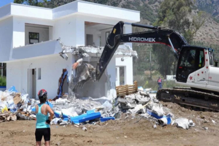 Turizm cennetindeki kaçak inşaat yıkıldı