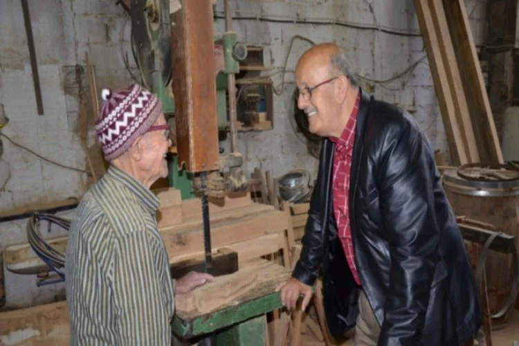 Bursa'da 70 yıldır tek başına yüzlerce fıçı imal ediyor