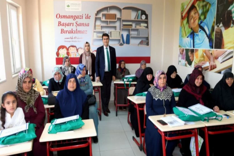 Bursa'da okuma yazma kurslarında sertifika heyecanı