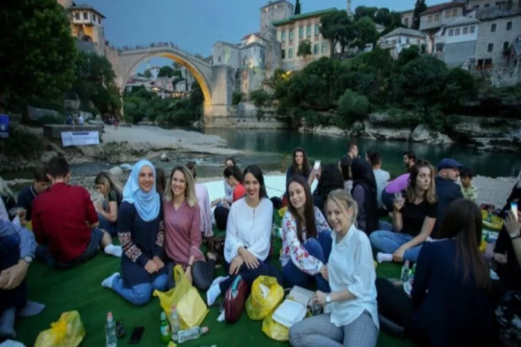 Bursa'dan Tarihi Mostar Köprüsü'nün gölgesinde iftar