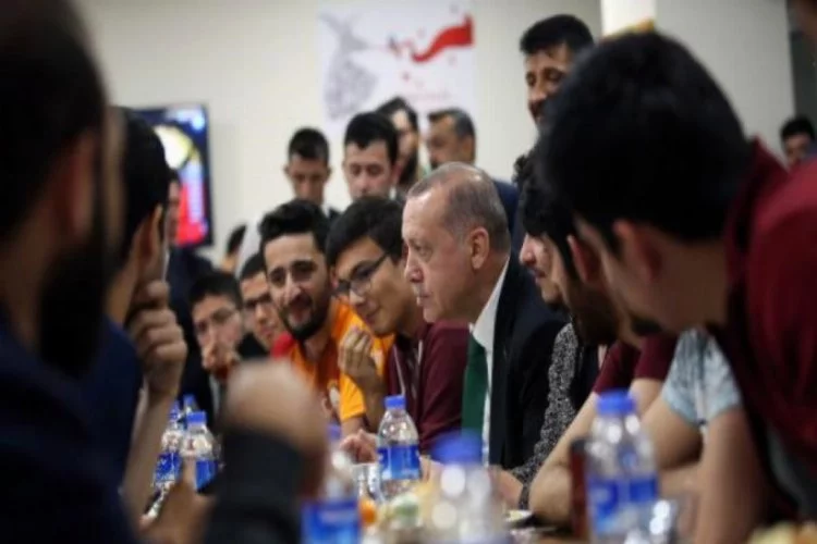Erdoğan yurtta kalan öğrencilerle sahur yaptı