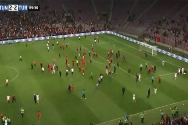 Türkiye-Tunus maçında taraftarlar sahaya girdi