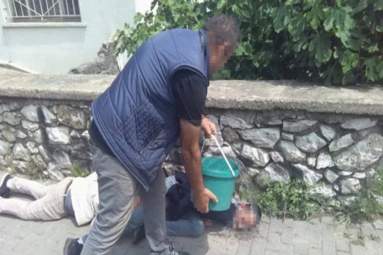 Bursa'da ibretlik görüntüler! Vatandaşlar su dolu kovayla ayılttı...