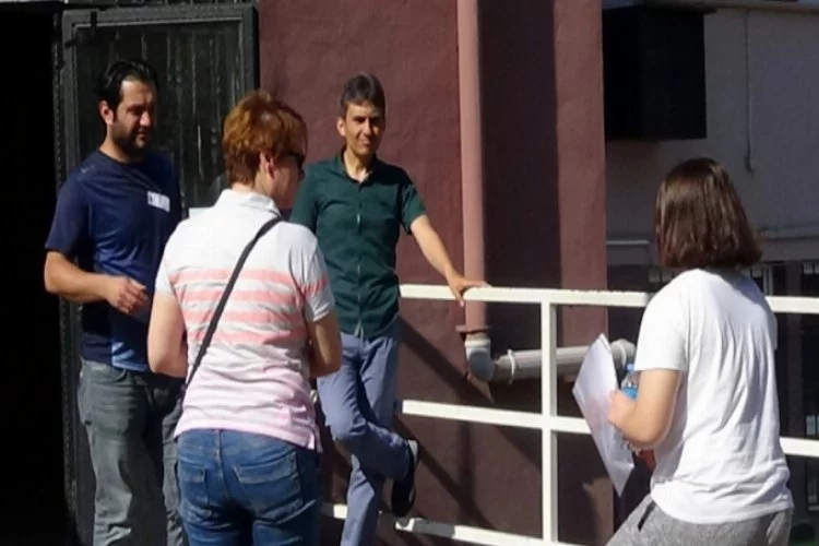 Bursa'da öğrenciler sınavda veliler dışarıda ter döktüler