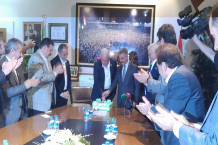 Bursaspor'un kuruluş yıldönümü pasta keserek kutlandı