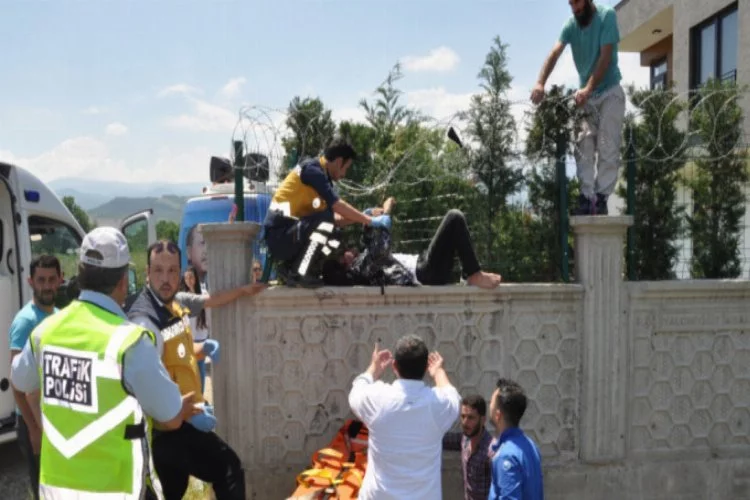 Bursa'da akıl almaz kaza! Duvarda asılı kaldı