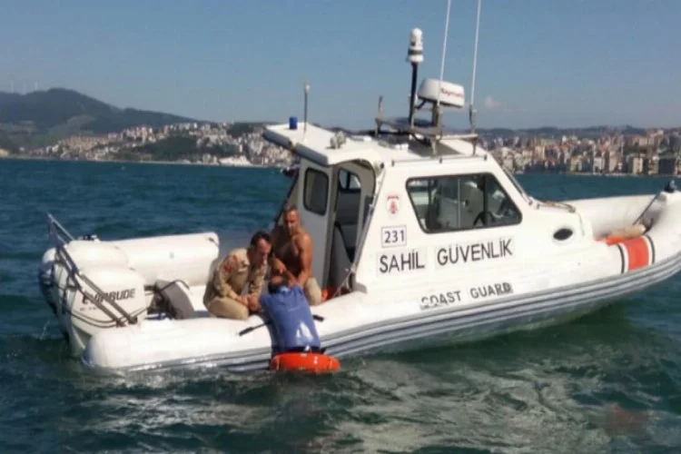 Bursa'da yaşam savaşı! Yüksek dalgalar tekneyi batırdı