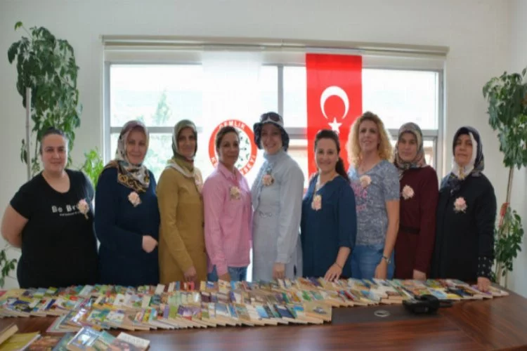 Bursa'da kadın meclisinden kitap yardımı