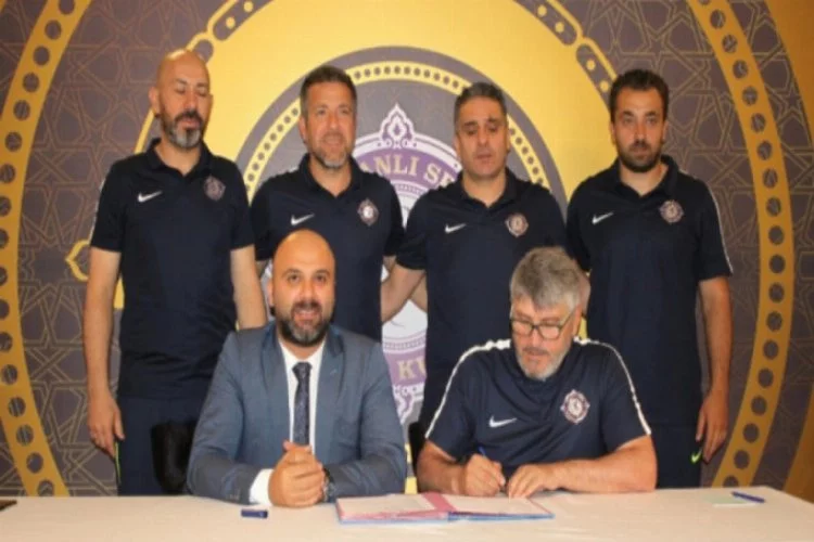 Mustafa Reşit Akçay eski takımıyla imzaladı