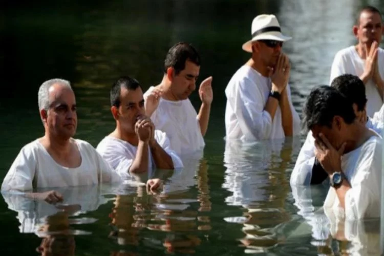 Vaftiz töreninde timsah faciası!