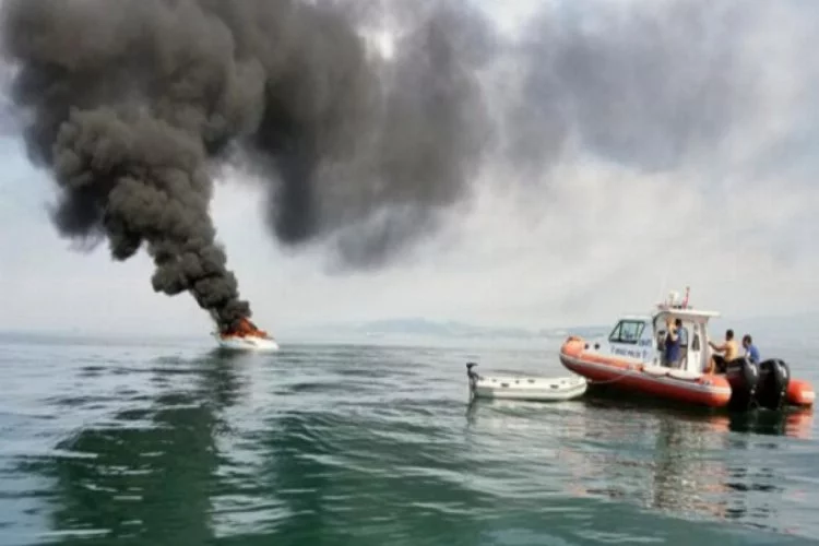 16 metrelik tekne denizin ortasında alev alev yandı