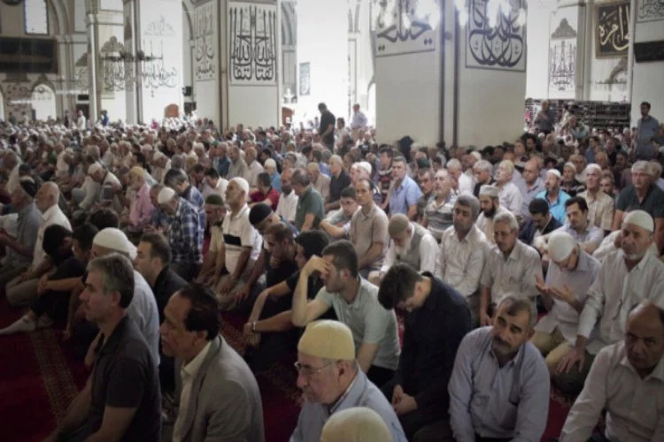Ramazan'ın son cumasında Bursalılar Ulu Camii'ye akın etti