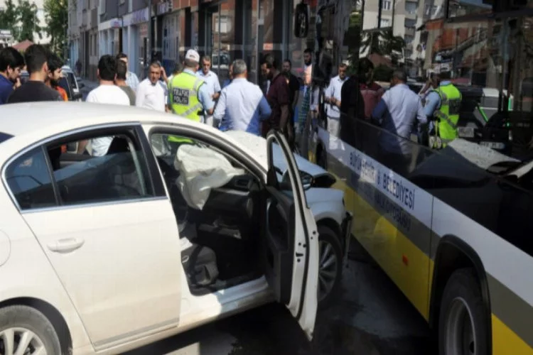 Bursa'da seyir halindeki üç araç birbirine girdi
